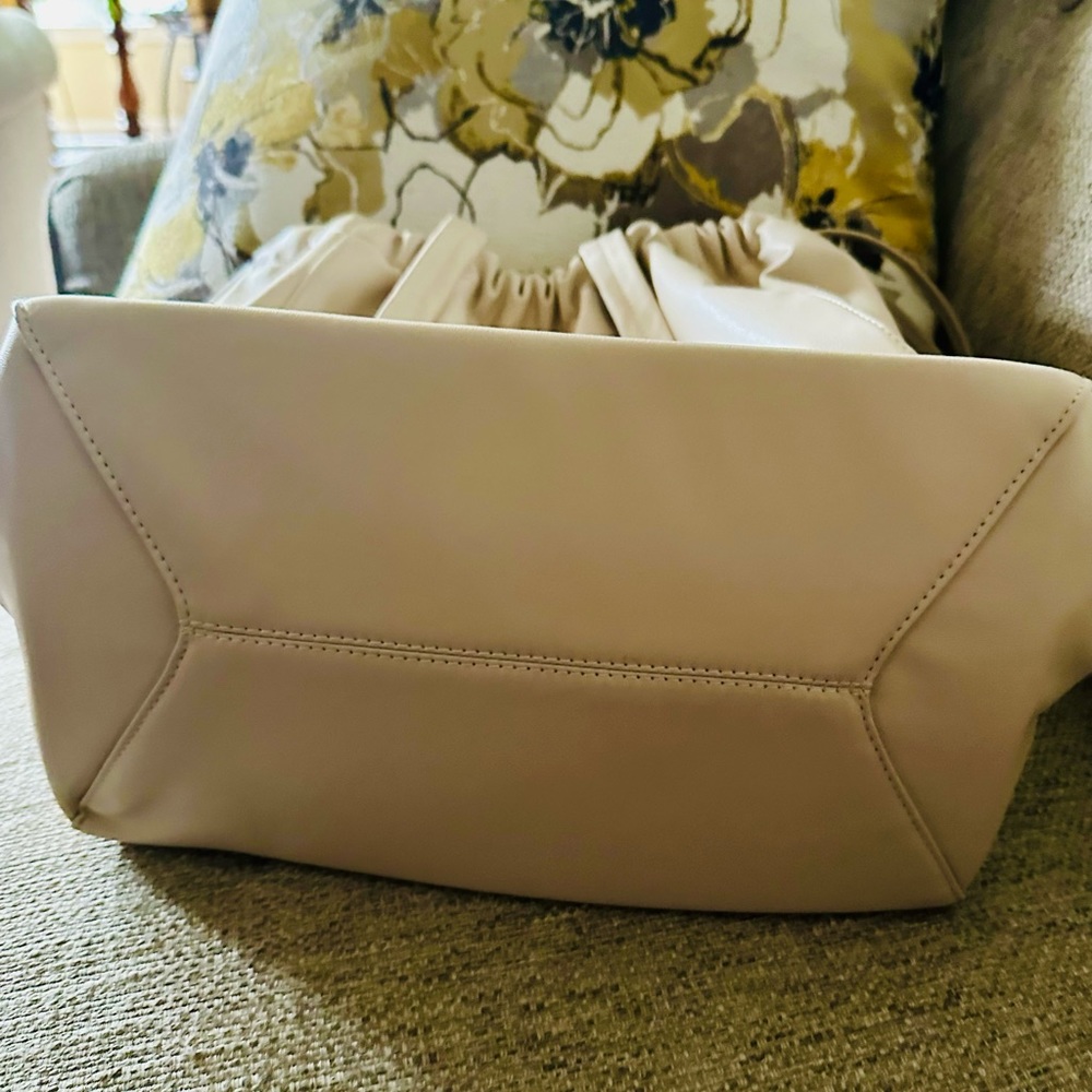 LONDON FOG Adjustable Irina Bucket Bagâ or TOTE in Vanilla. New. MSRP $108. - Picture 14 of 16